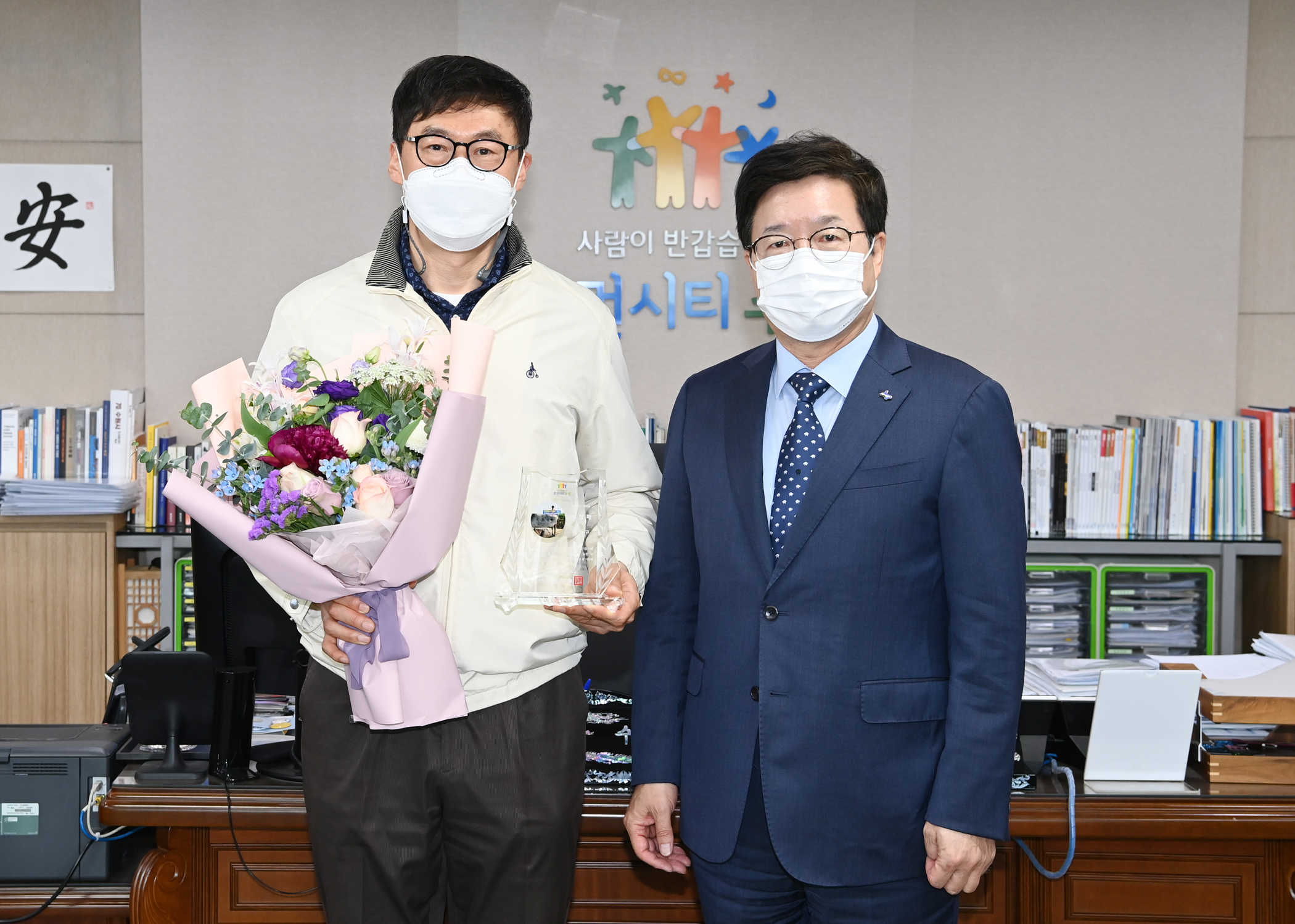 글로벌학습부 박승규 부장_수원시장 표창장 수여(2021.04.20) 메인 이미지